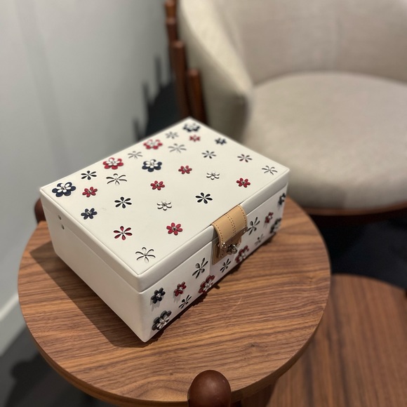 WOLF - Blossom Leather Jewelry Box - Picture 2 of 7